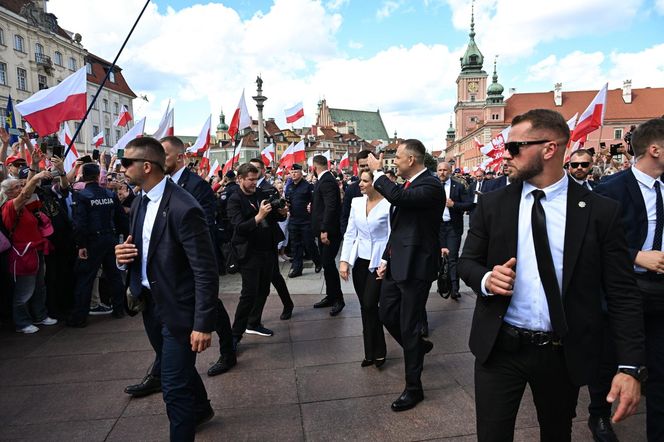 Uroczyste wejście Pary Prezydenckiej do Pałacu Prezydenckiego. Przemarsz ulicami Warszawy