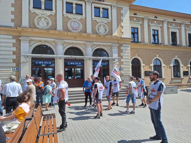 Protest przed siedzibą PKP Cargo w Tarnowskich Górach