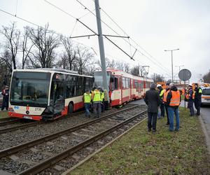 Poważny wypadek w Gdańsku. Zderzenie autobusu z tramwajem. Kilkunastu poszkodowanych