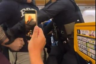 Bijatyka w samolocie! Wieczór kawalerski doprowadził do katastrofy. Zobacz wideo