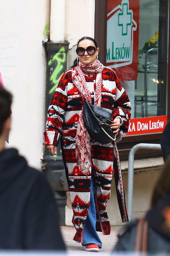 Kayah. Leczyła gardło i opalała kolana