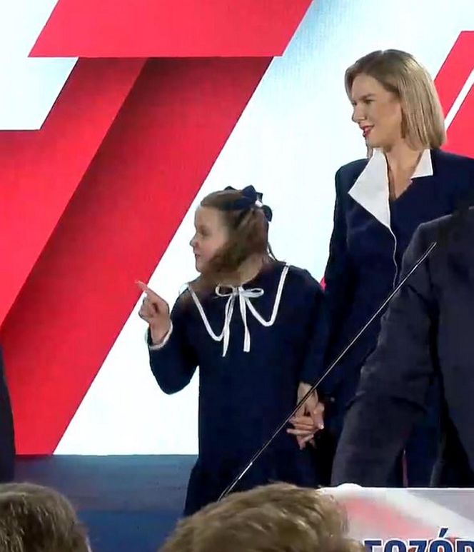 Karol Nawrocki z rodziną. Jego córka skradła show na wieczorze wyborczym