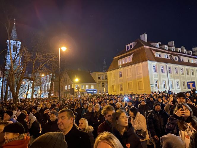 32. Finał WOŚP w Zielonej Górze. Najpierw koncerty a później "Światełko do Nieba" - tak się bawili zielonogórzanie