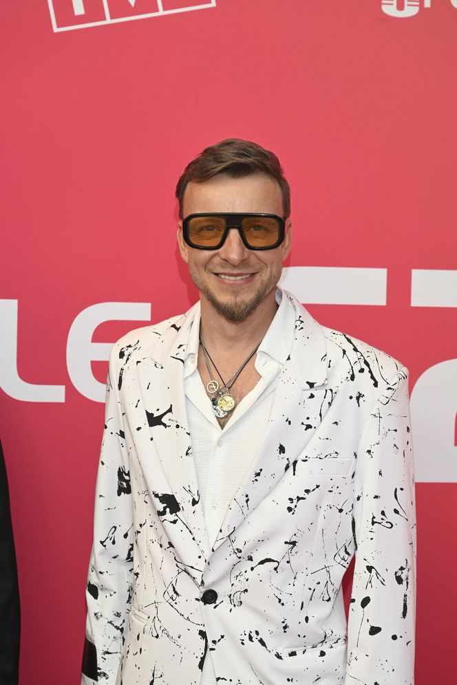 Konferencja prasowa 62. edycji Krajowego Festiwalu Polskiej Piosenki w Opolu. Tłum gwiazd na czerwonym dywanie