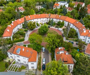 Warszawski Plac Słoneczny powstał jako zegar - godzinę miało pokazywać drzewo po środku. Zobacz zdjęcia małego osiedla