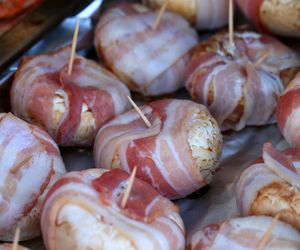 Obłędne pieczarki faszerowane i zapieczone w chrupiącym boczku – smak, który zniewala!