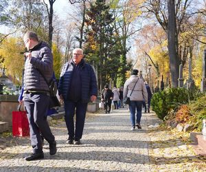 1 listopada na cmentarzu przy ul. Lipowej w Lublinie. Mieszkańcy odwiedzają groby swoich bliskich