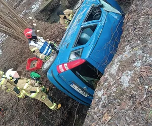 Wypadek w Pietrzykowicach. Osobowy fiat wylądował w rowie