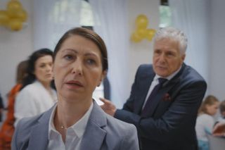 M jak miłość odc. 1890. Erwin (Andrzej Dopierała), urzędniczka (Katarzyna Traczyńska)