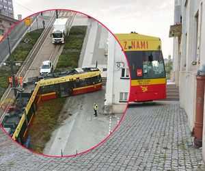 Tramwaj wykoleił się po zderzeniu i stanął tuż przed budynkiem! To cud, że nikt nie został ranny