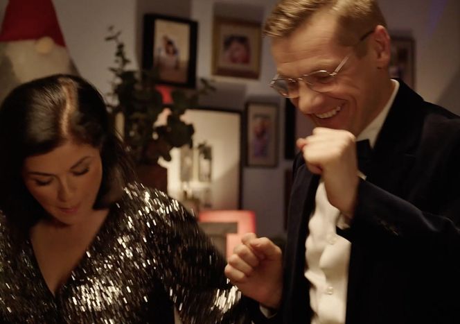 M jak miłość, zabawa sylwestrowa. Piotrek (Marcin Mroczek), Kinga (Katarzyna Cichopek)