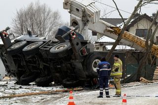  Dźwig runął na posesję pod Warszawą. Powalił kilka drzew i rąbnął w sieć energetyczną 