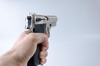 Z metalową pałką ruszył na policjantów. Użyli broni. Prokuratura zabrała głos