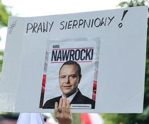 Banery na powitanie Nawrockiego 