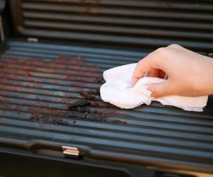 Grill błyszczy bez szorowania. Domowa pasta czyni cuda z zaschniętym tłuszczem