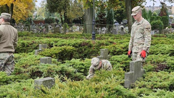 Żołnierze US Army sprzątają groby polskich żołnierzy 