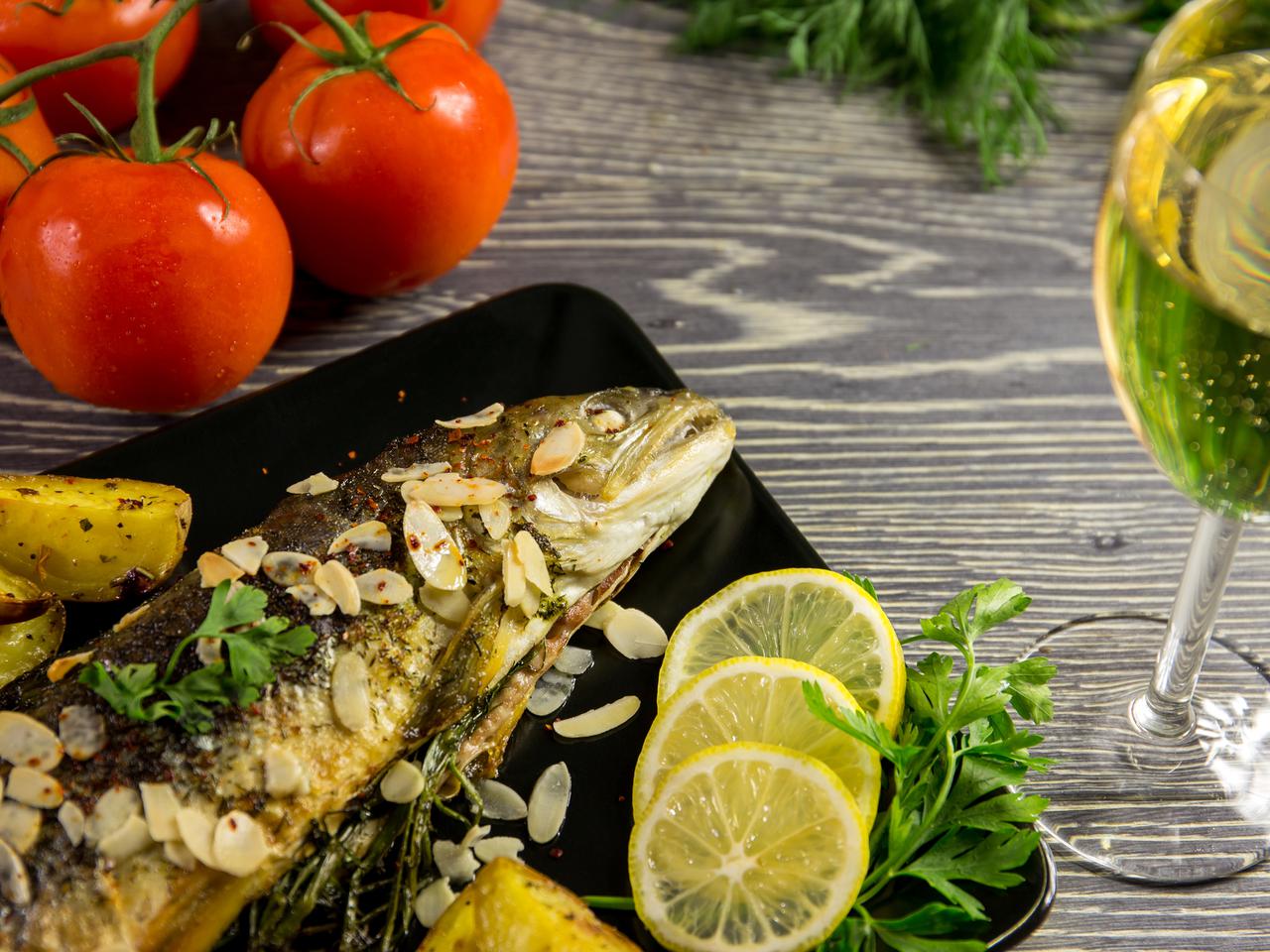 Pstrąg pieczony z migdałami - przepis na tuszki pstrąga otulone płatkami migdałów