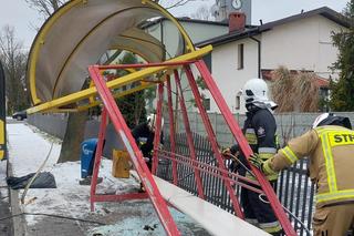 Wypadek autobusu. Staranował przystanek