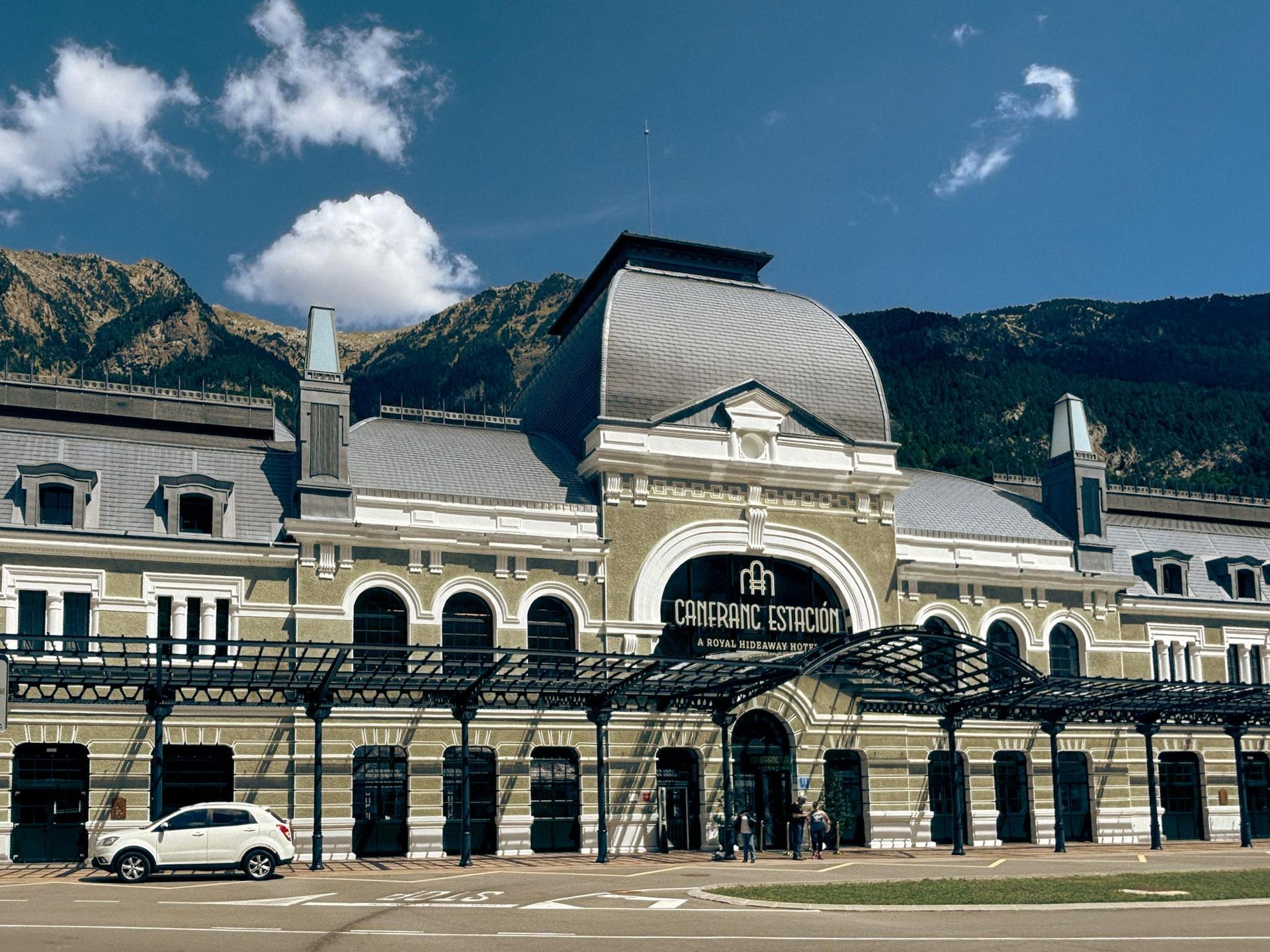  Canfranc Estación, Hiszpania. Dawny dworzec kolejowy zamienił się w luksusowy hotel