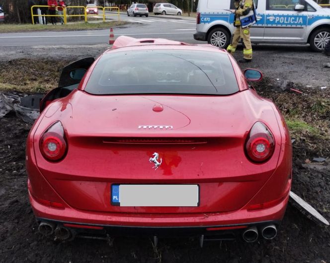 Wypadek w Radziejowie. Piękne Ferrari rozbite, 19-latek ukarany