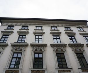 To jedna z najsłynniejszych kamienic w Krakowie. Znajduje się w niej hotel, w którym mieszkał car