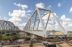 W Uhowie rozpoczął się montaż metalowej konstrukcji mostu. Docelowo mają powstać dwa [ZDJĘCIA]