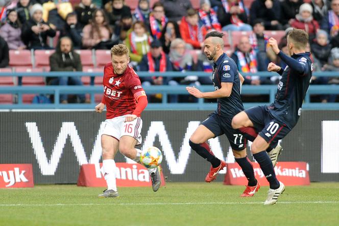 Jakub Błaszczykowski (przy piłce) wraca do kadry Wisły, ostatni mecz zagrał w kwietniu.