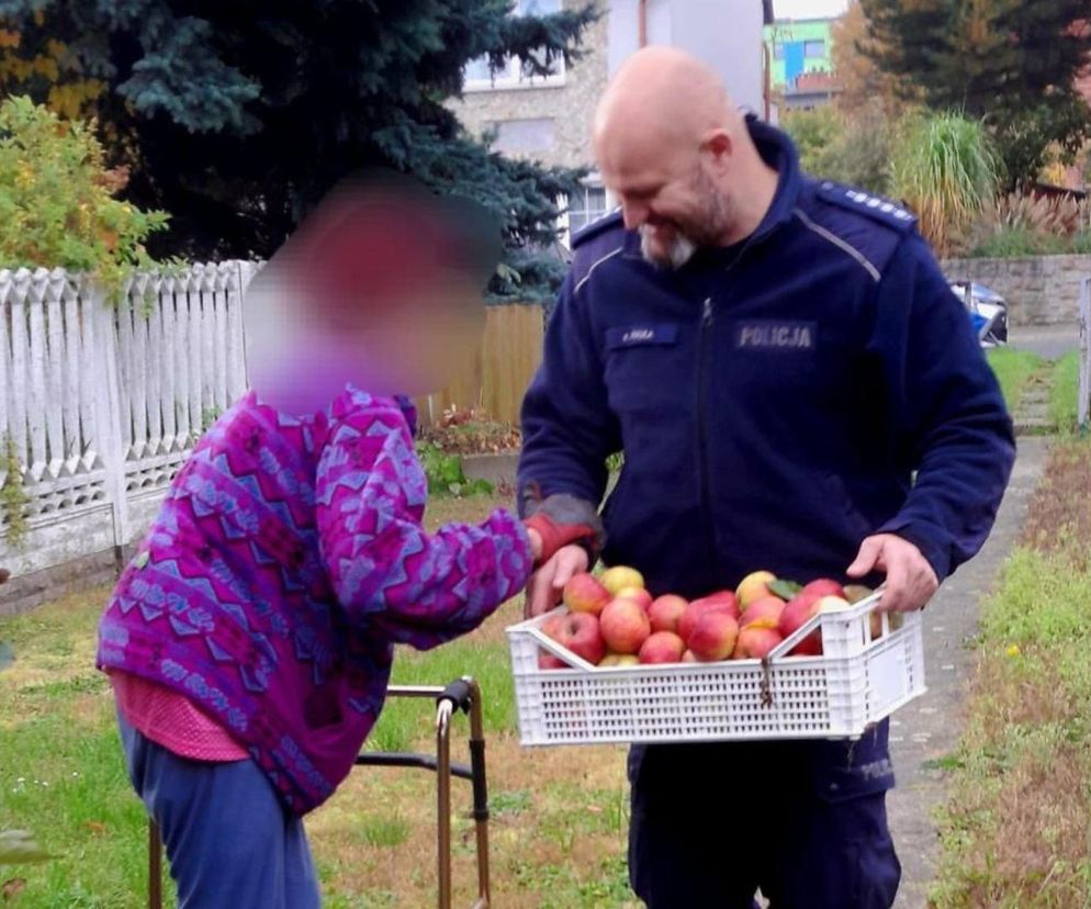 Policjant zobaczył 81-lakę z balkonikiem. Jego reakcja chwyta za serce 