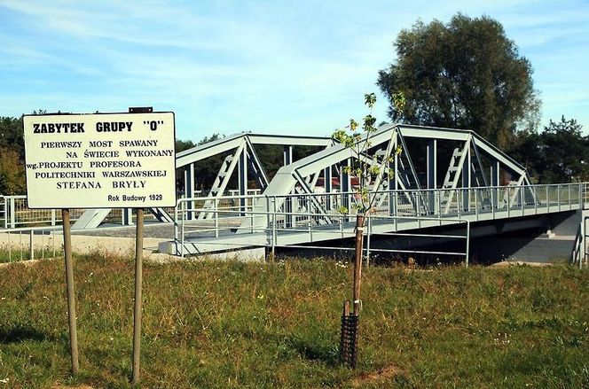 Niezwykła wieś w Łódzkiem. Znajdziesz tam drewniane chaty pokryte strzechą i pierwszy na świecie most