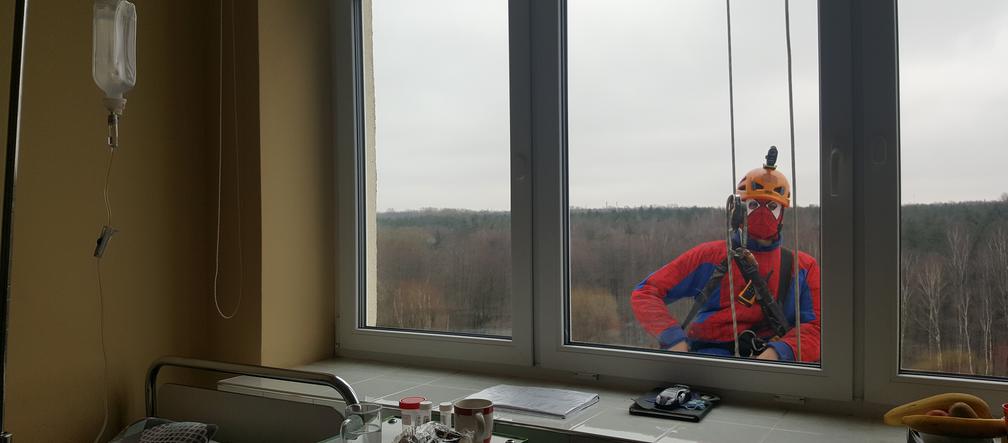 Katowice: Spider Man i Superman myją okna w szpitalu