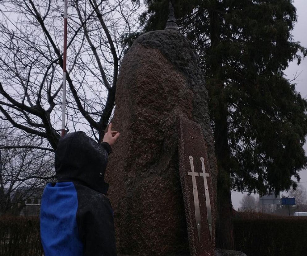Uszkodził krzyż na pomniku. 19-latek usłyszał zarzut obrazy uczuć religijnych