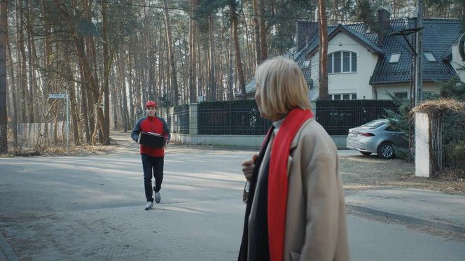 M jak miłość odc. 1869. Dorota (Iwona Rejzner), kurier (Jakub Dzięcielski)