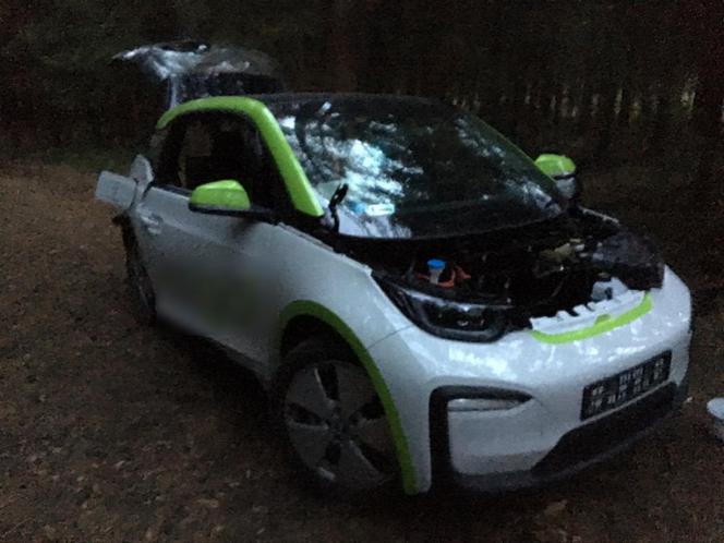 Wpadł gang złodziei samochodów. Właśnie demontowali elektryczne BMW