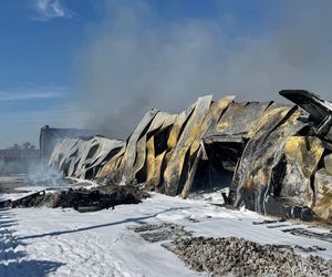 Pożar hali przemysłowej hurtowni zniczy przy ulicy Dojazd w Tarnowie