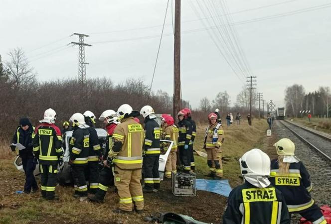Wypadek w Osinach na przejeździe kolejowym