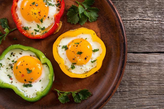 Jajka sadzone w plastrach papryki - proste, tanie i szybkie śniadanie