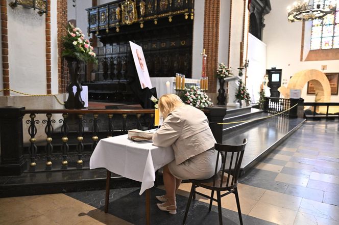 Warszawa żegna papieża Franciszka. Poruszające wpisy w Archikatedrze