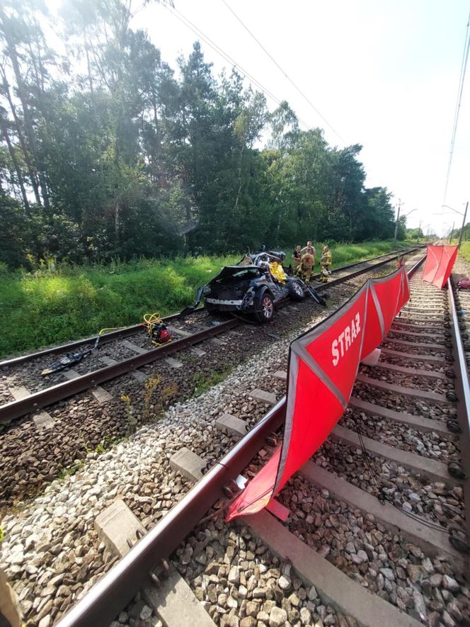 Osobówka wjechała pod pociąg w Wielkopolsce. Cztery osoby nie żyją!