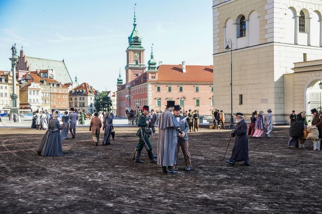 Wokulski i Rzecki spacerują po Warszawie. Plan zdjęciowy „Lalki” przeniósł Stare Miasto do XIX wieku!