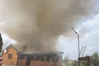 W Wigilię spłonął im dom, stracili wszystko. Monika i Mariusz potrzebują pomocy! Zostaliśmy z tym, co mamy na sobie