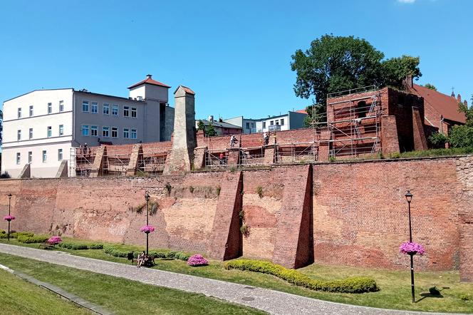 Rozpoczęły się prace konserwatorskie na murach miejskich w Grudziądzu [FOTO]