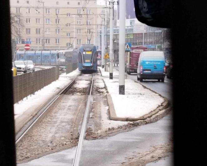 "Tramwajowy armagedon" we Wrocławiu. Awarie torowisk, tramwajów i wściekli pasażerowie MPK 