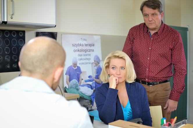 Na Wspólnej, odcinek 2796. Marek (Grzegorz Gzyl), Danka (Lucyna Malec)