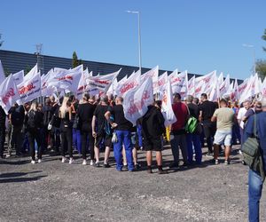 Pikieta pracowników Beko. Pracę straci 1100 osób. „Czujemy się oszukani i sfrustrowani”