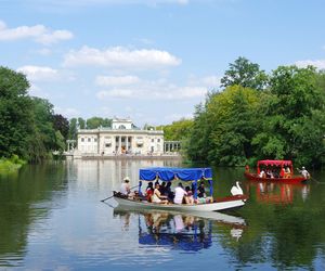 Grill, opalanie się, jazda na rowerze. Sprawdź, w których warszawskich parkach lepiej tego nie robić
