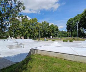 Hałas i niebezpieczne zachowanie młodzieży przy skateparku. Mieszkańcy apelują o zmiany [POSŁUCHAJ]