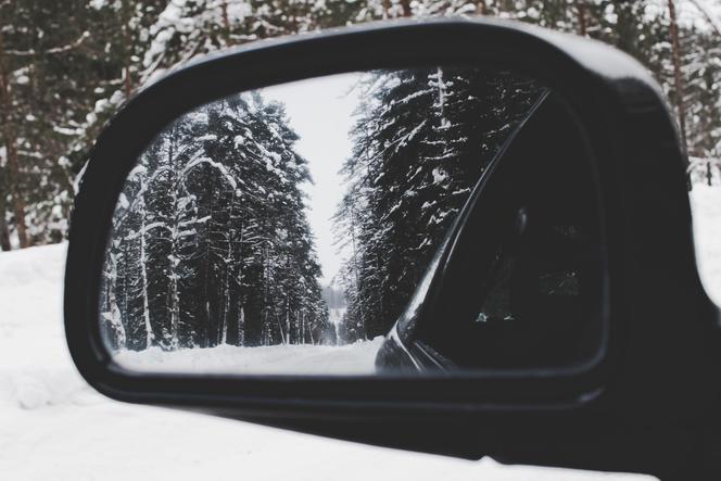 Mikołajki: Auto z kobietą w ciąży utknęło w zaspie. Na pomoc ruszyli strażacy