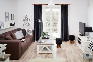 Przytulny salon w stylu skandynawskim: białe meble, dębowe blaty i kropla czerni