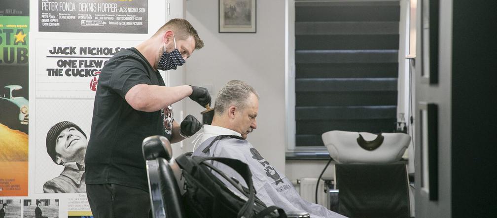 Marek Jakubiak u fryzjera