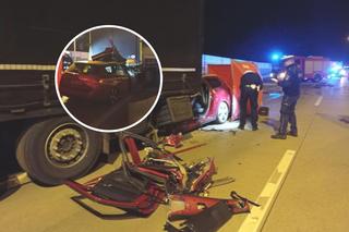Straszny wypadek na A4. Peugeot wbił się pod naczepę, kierowca nie miał szans